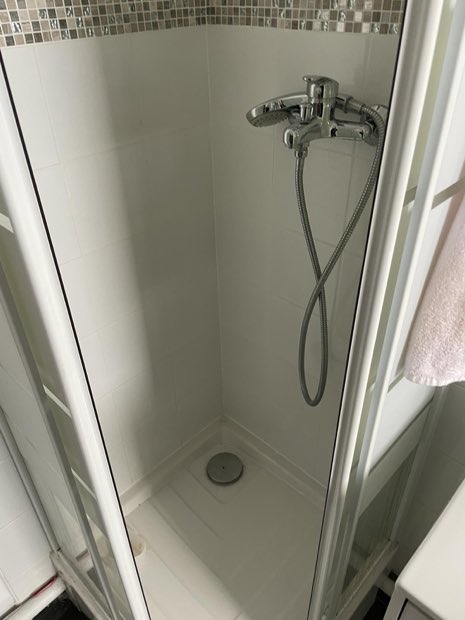 Receveur de douche et bonde d'évacuation contrôlés par IEA Plomberie