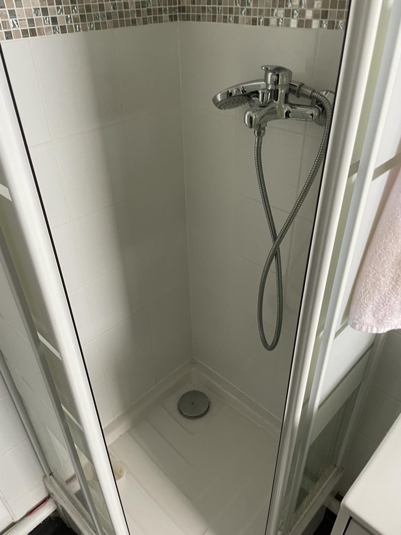 Receveur de douche et bonde d'évacuation contrôlés par IEA Plomberie