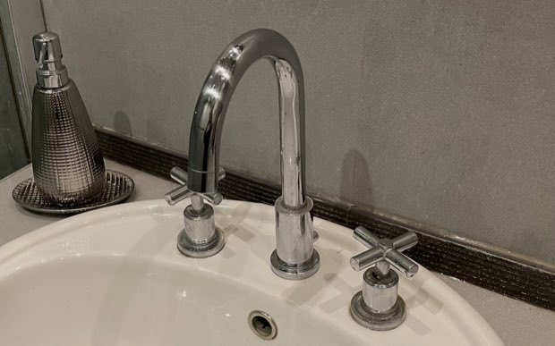 Robinetterie de lavabo à croisillons posée par IEA Plomberie