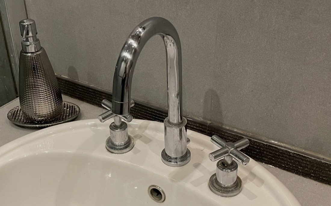 Robinetterie de lavabo à croisillons posée par IEA Plomberie