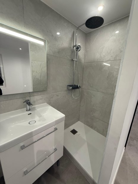 Salle d'eau neuve : receveur extra-plat, colonne de douche thermostatique et meuble vasque