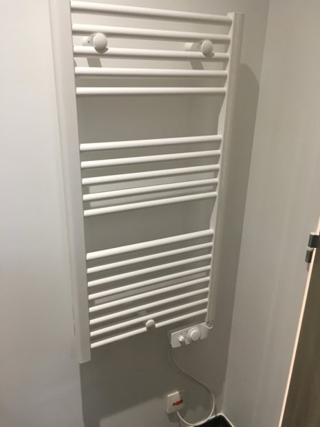 Sèche-serviettes posé dans une salle de bains