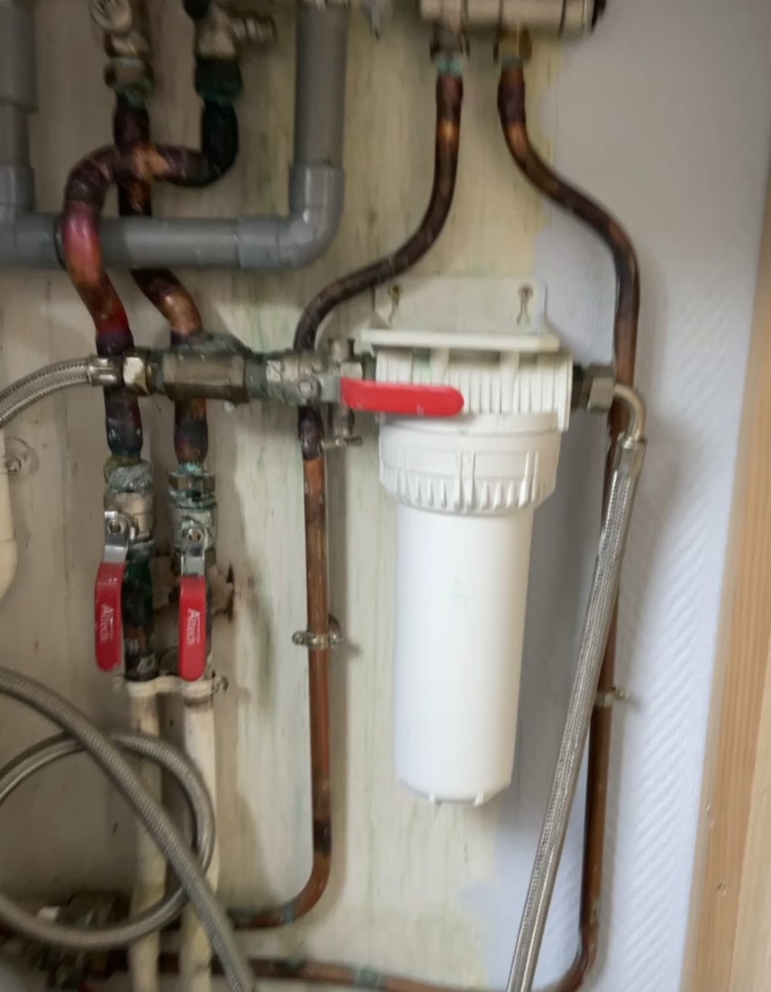 Vannes d'arrêt, filtre et raccords cuivre remis en état par IEA Plomberie