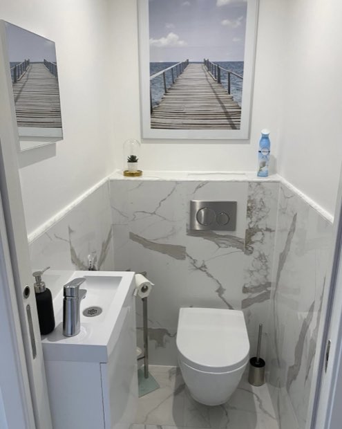 WC suspendu et lave-mains dans des toilettes rénovées par IEA Plomberie